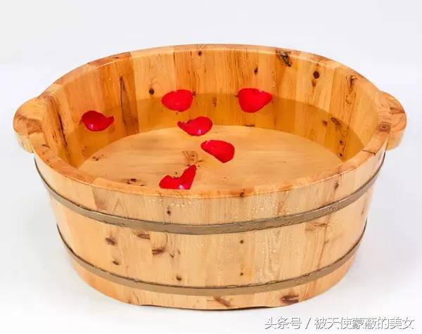 秋冬季节腿部干燥起皮屑怎么处理,秋冬腿上干燥起皮有白屑