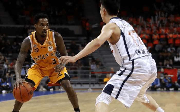 NBA旧将斯科拉詹宁斯合体又怎样？易建联高效31分14板CBA第一人