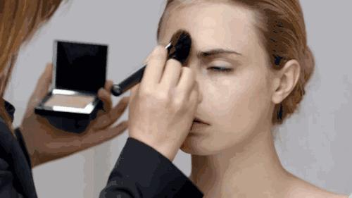 烟熏妆应该怎么化妆才好看,化妆教程烟熏妆蓝色黑色白色