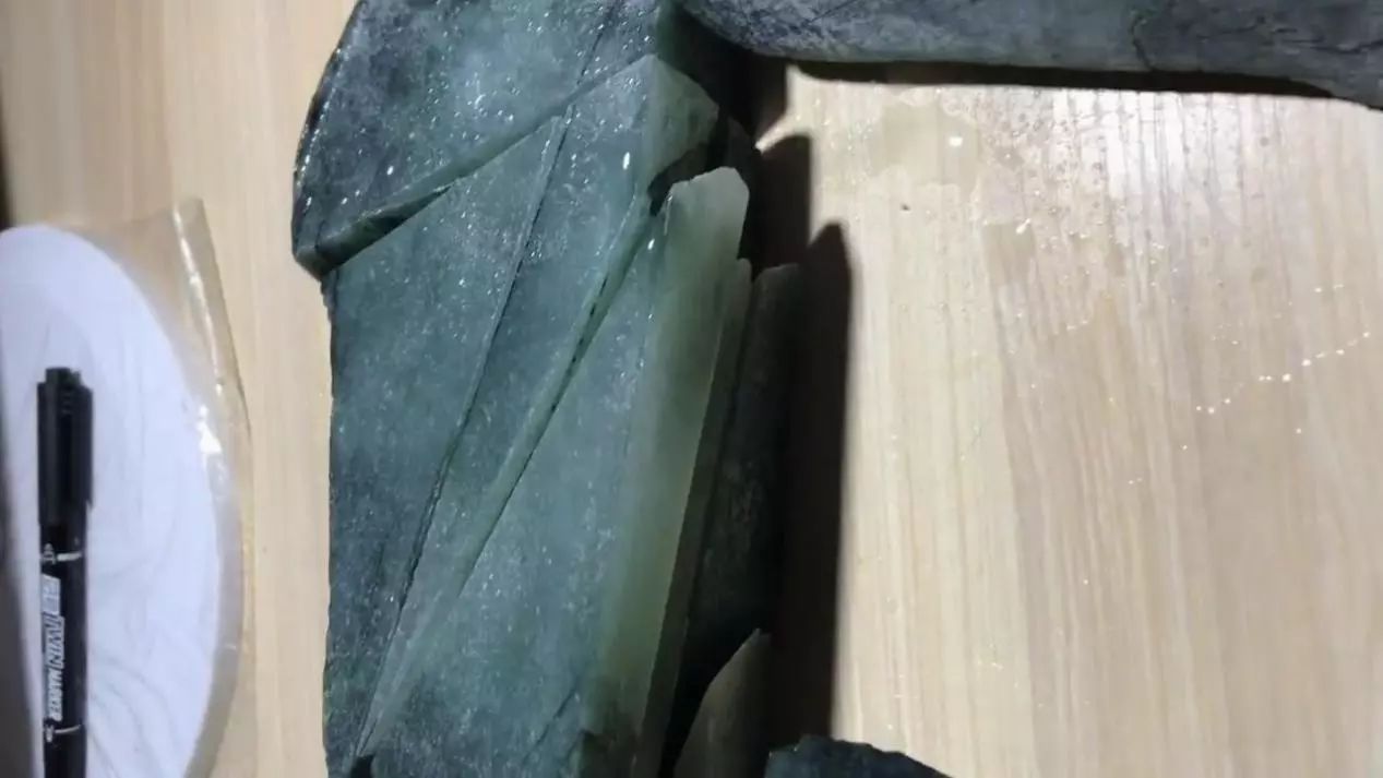 6000入手的莫西沙翡翠原石,2万拿下的莫西沙翡翠原石