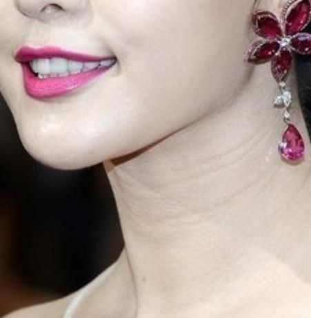 天生颈纹很深可以用颈纹霜去掉吗,出现颈纹怎么办如何有效消除颈纹