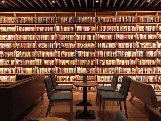 天津一姐姐带猴进宜家，人用餐具竟喂猴，素质呢！