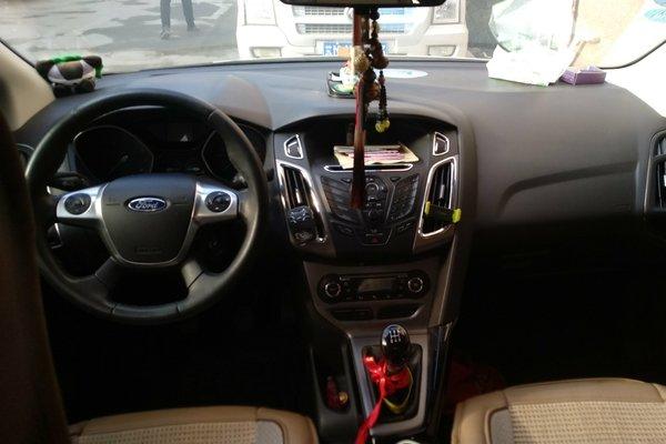 2012福克斯经典款两厢1.8国4,2012福克斯三厢1.6自动风尚版车宽