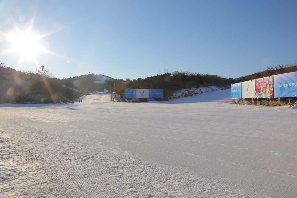 盘点雪天路滑摔倒爆笑场面,自驾游雪地上遇到突发事件