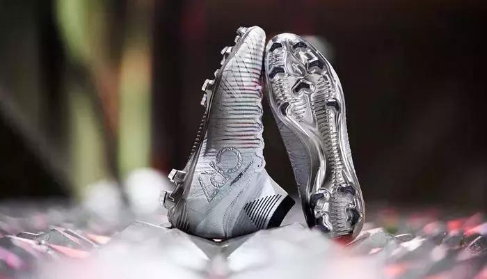 c罗第五个金球奖在哪个队拿的,c罗第五个金球奖和卡卡互动