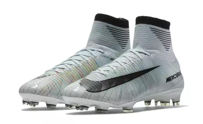 梅西和c罗的黄金战靴,纪念c罗五次金球奖推出的球鞋