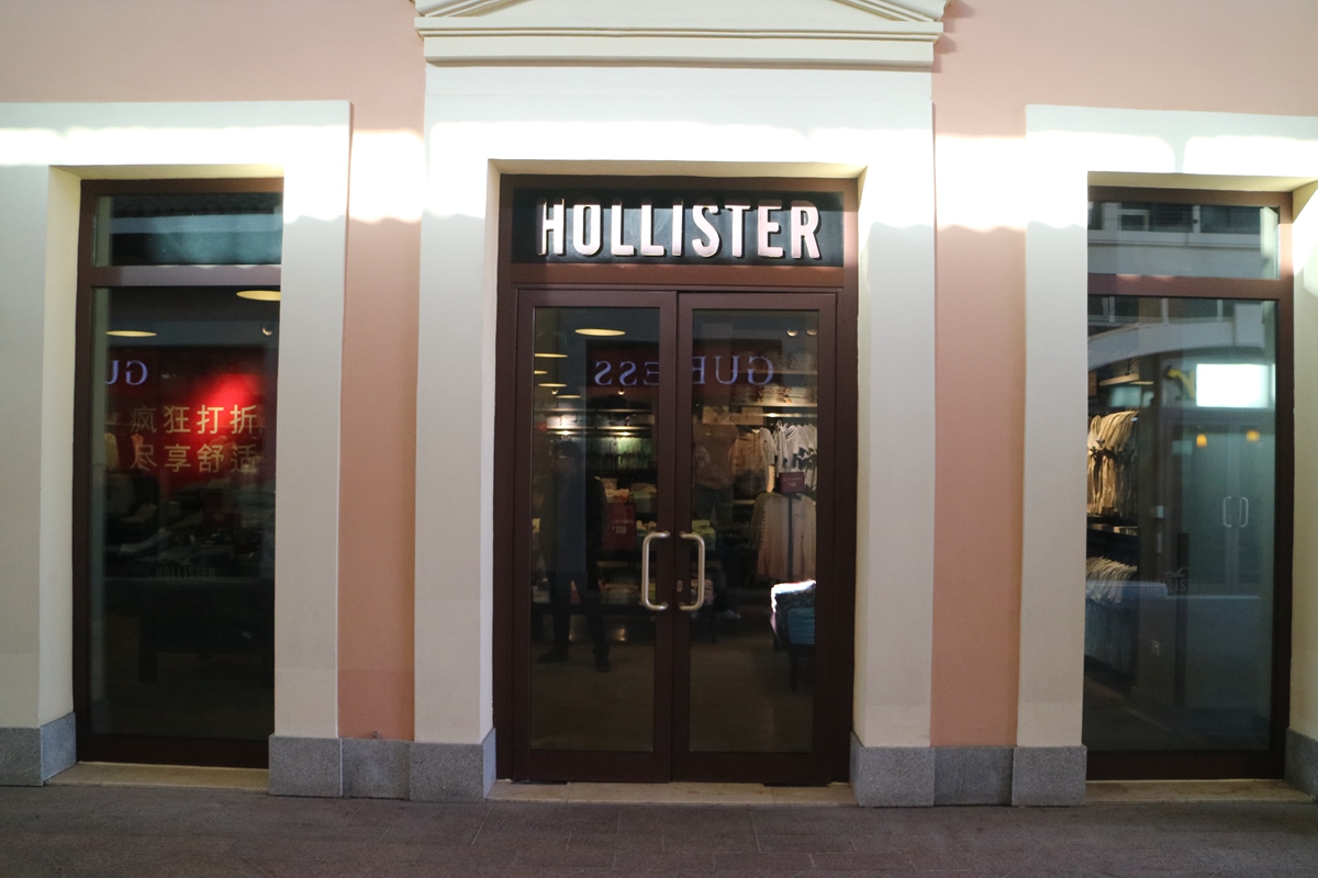 盘点雪天路滑摔倒爆笑场面,自驾游雪地上遇到突发事件