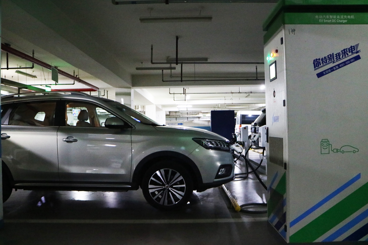 盘点雪天路滑摔倒爆笑场面,自驾游雪地上遇到突发事件