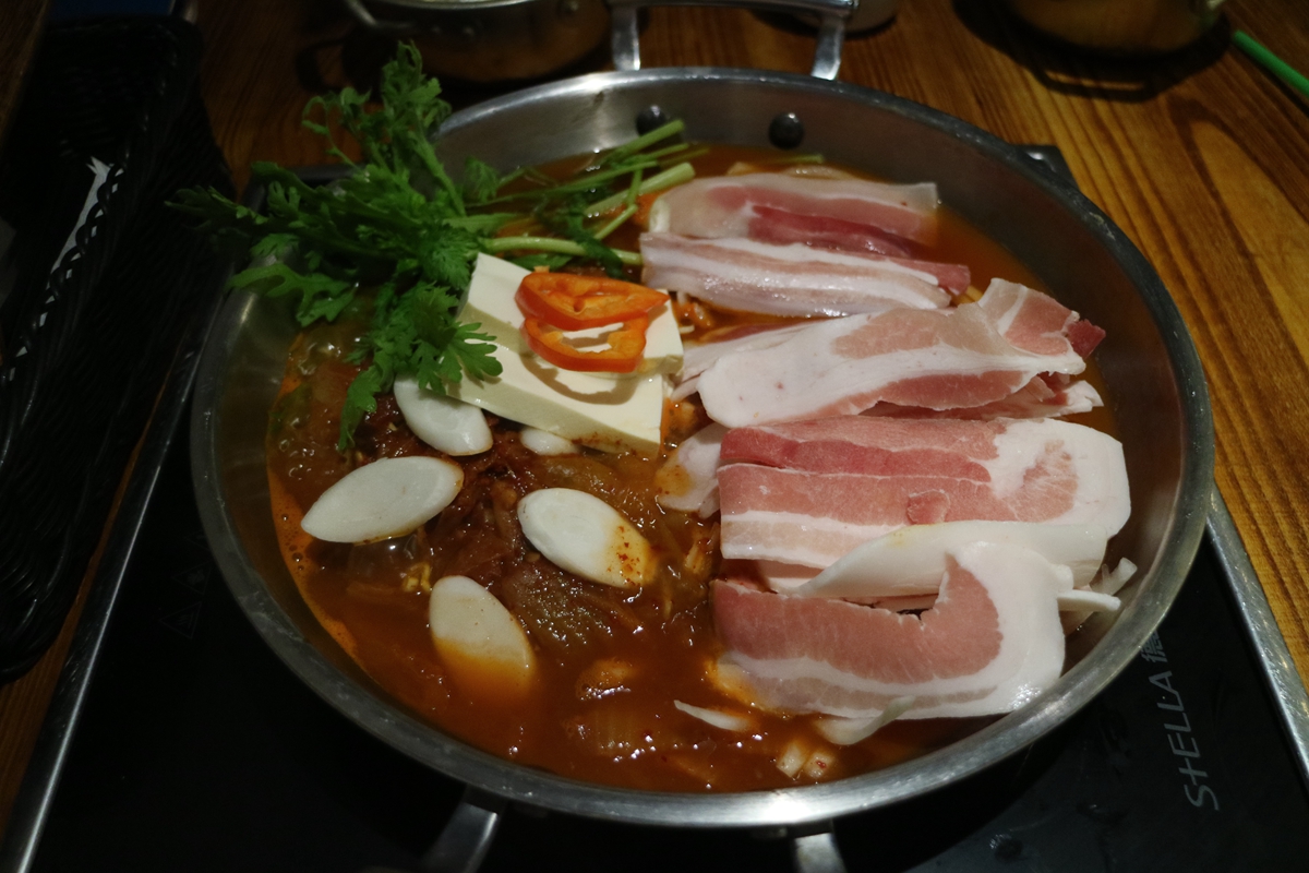 盘点雪天路滑摔倒爆笑场面,自驾游雪地上遇到突发事件