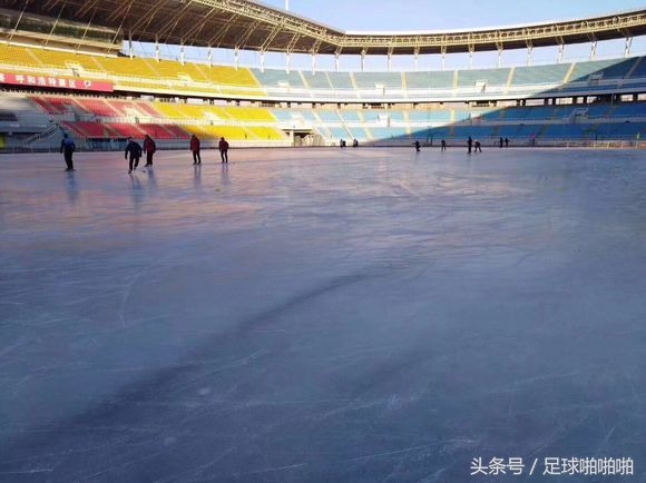 足球场摇身一变成高尔夫,足球场和综合体育场转换