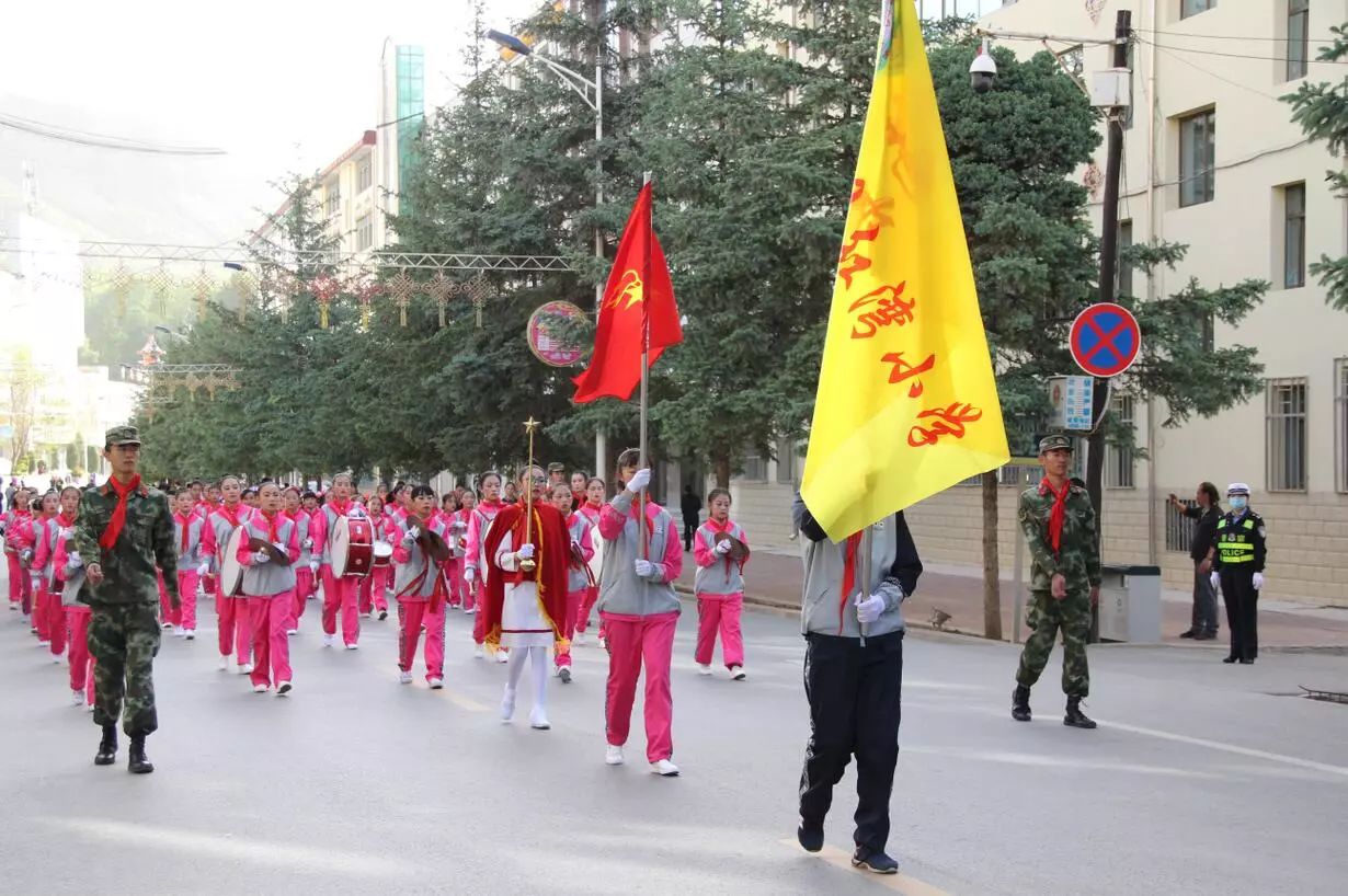 在队旗下茁壮成长,在星星火炬的指引下健康成长