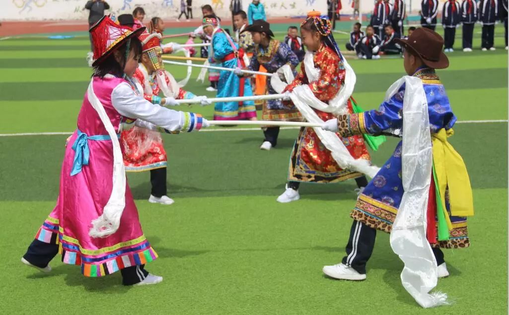在队旗下茁壮成长,在星星火炬的指引下健康成长