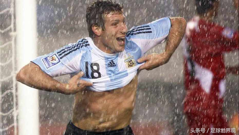 还记得那个点球不进帽子戏法的男人吗?他已经成为激情少帅!