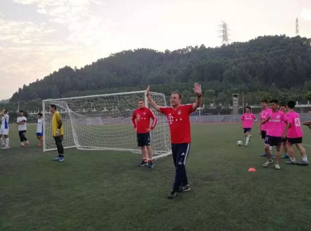 深圳拜仁足校德国教练进校园啦