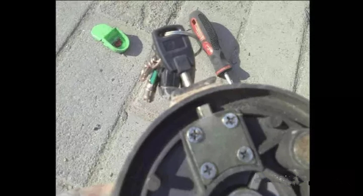 电动车后轮锁拆卸教程,绿源电动车刹车锁怎么解