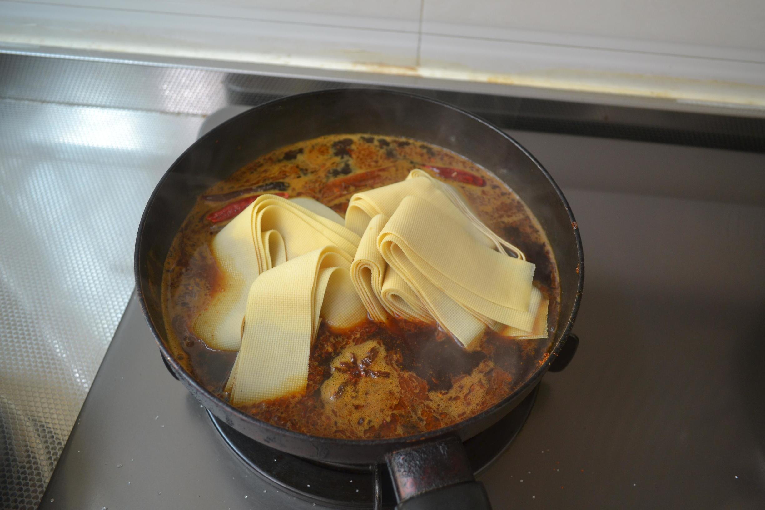 在家制作儿时麻辣涮豆皮,2元豆皮的做法大全