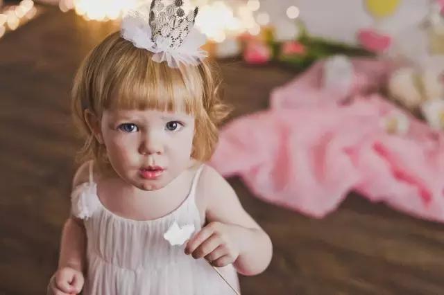 5岁女孩爱偷看爸爸洗澡,妈妈知道后,后悔没这么做