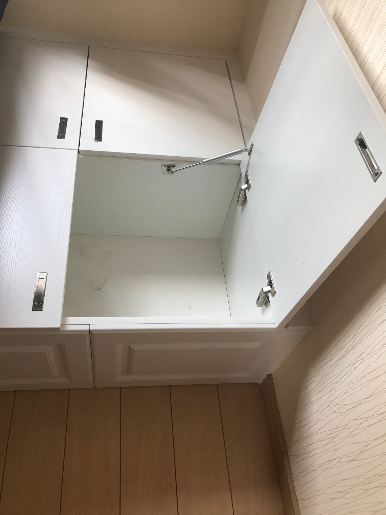 榻榻米地台床下面还要铺地板砖吗,榻榻米安装好了下面铺地板怎么办