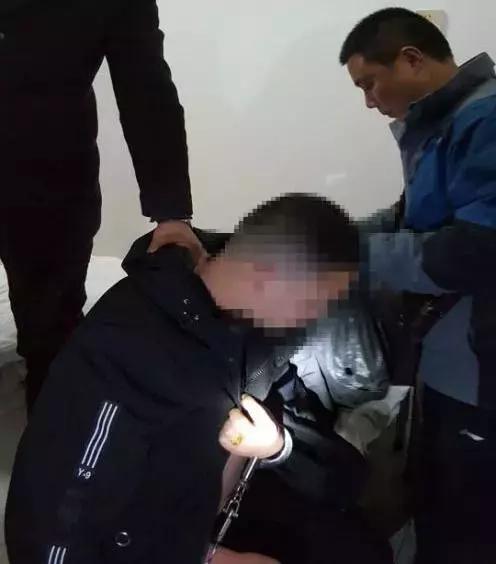 两男子抢劫金店一天就落网,男子持锤抢劫金店被抓