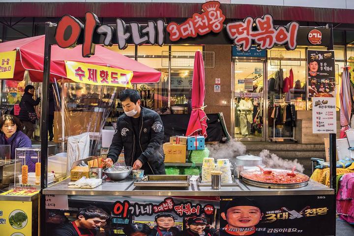 这里是韩国最传统的市场，不仅有美食还有免税店
