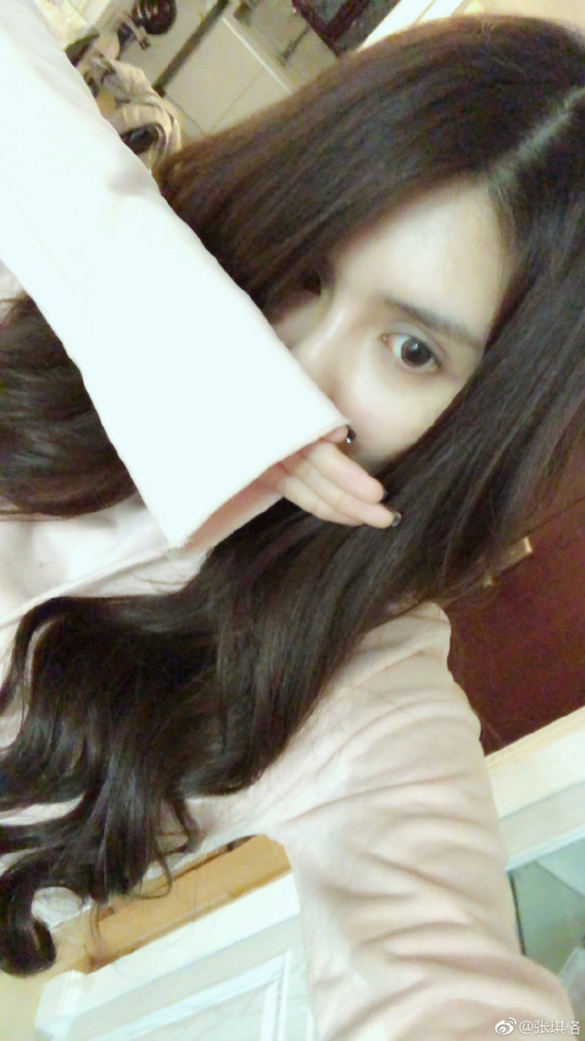 LOL主播张琪格决定改变直播风格,要做温柔大姐姐,只劈柴发嗲