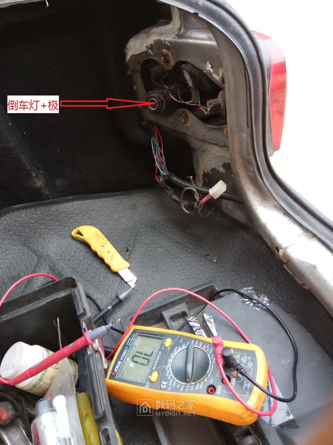 夏利刹车灯不亮的修理方法,夏利倒车灯常亮