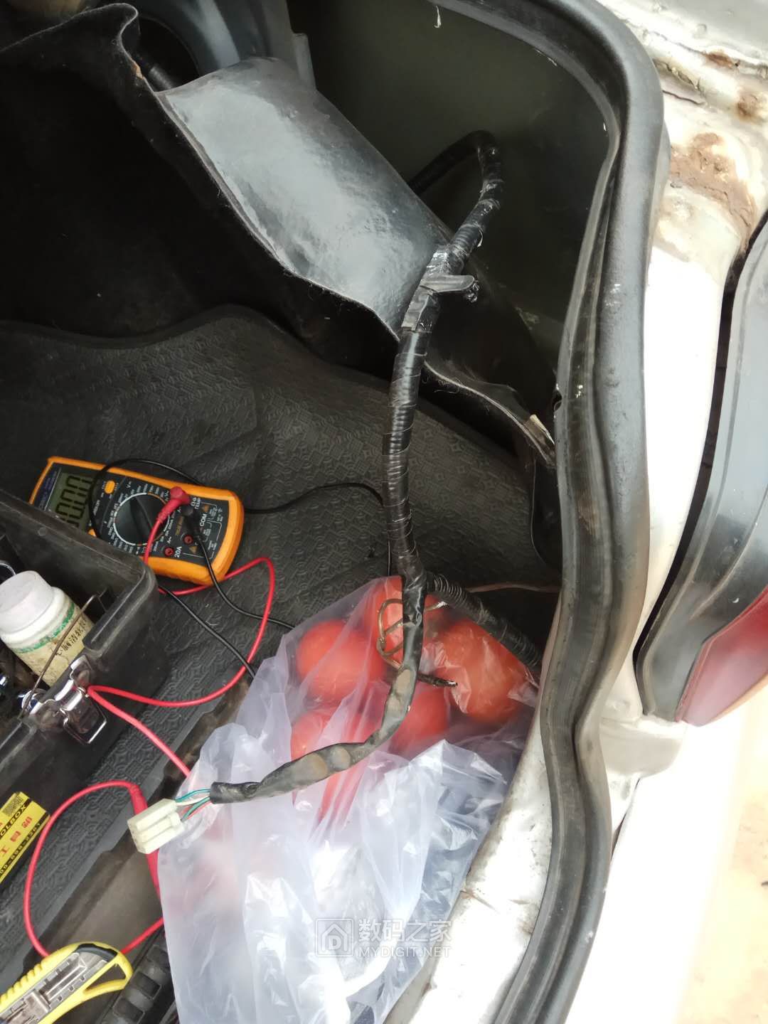 夏利刹车灯不亮的修理方法,夏利倒车灯常亮