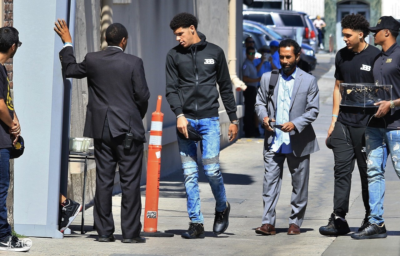 勒布朗詹姆斯在湖人有总冠军吗,湖人离冠军近吗