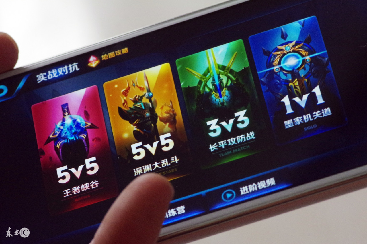 国内某卡牌手游抄袭LOL被罚100多万！网友：抄谁不好抄TX？