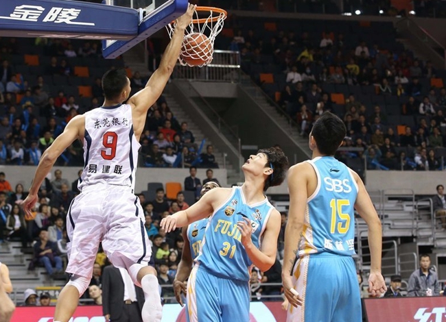 悲催！两外援“坑爹”令一人累弯脊梁，尤纳斯一席话让人心寒！