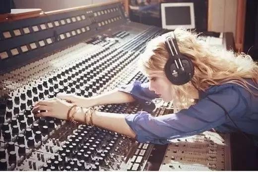 一听就上瘾的伤感英文歌男女对唱,一听就上瘾的英文歌配乐叫什么