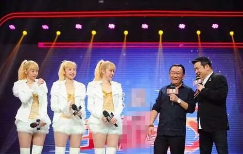 自称三国混血的安娜金和侯耀华三胞胎外甥女做的是同款脸吧?