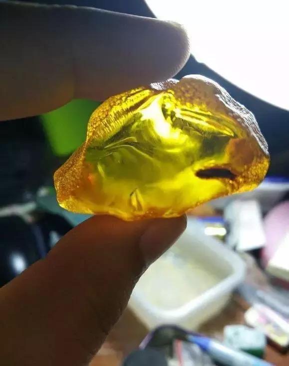 我的琥珀摔断了，雕刻师把残品变成完品，赞一个