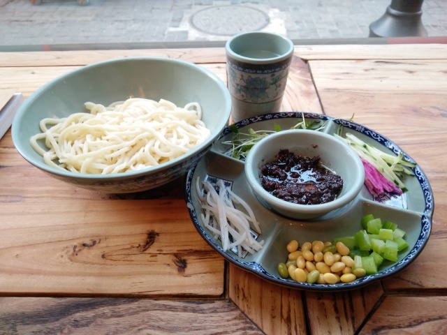 北京胡同剃头匠王师傅因直播剔光头走红金融系女大学生采访奇遇