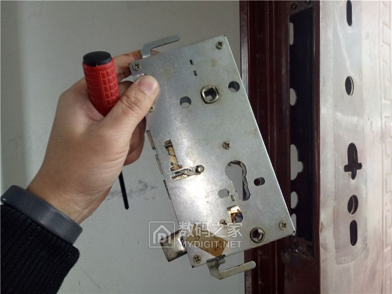 智能门锁容易被小偷无痕打开吗,智能门锁拆解图解