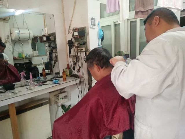 北京胡同剃头匠王师傅因直播剔光头走红金融系女大学生采访奇遇