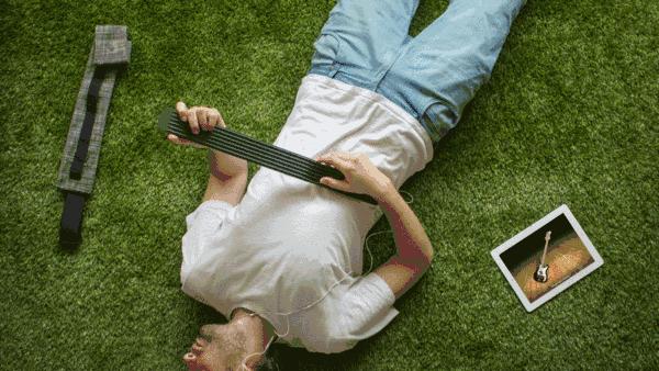 做人要骚-能装进旅行包的酷吉他，还是无弦的？