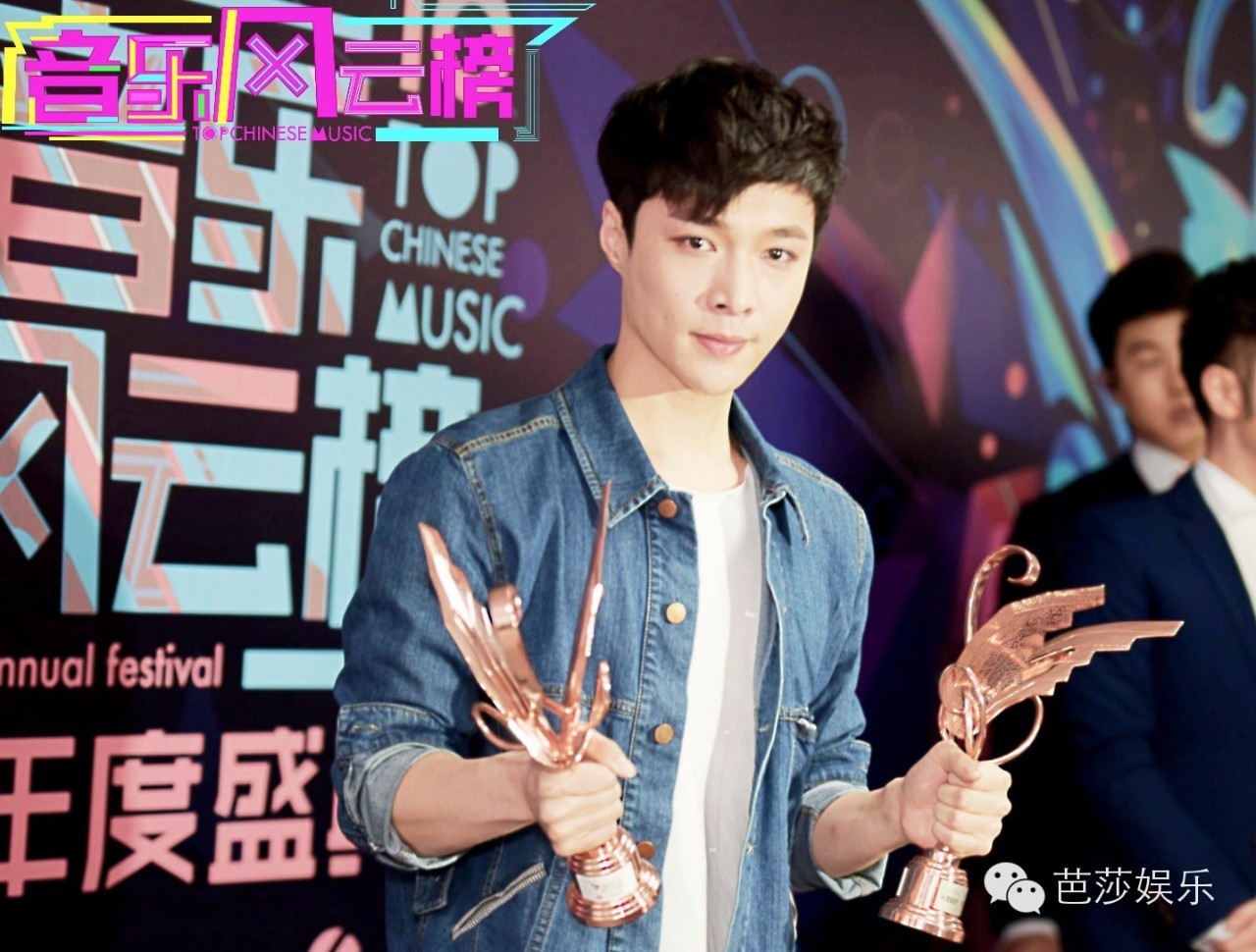 张艺兴白鹿同台领奖,张艺兴王一博领奖