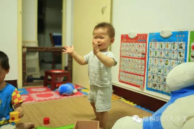 宝宝学走路学步带好还是学步车好,弯腰带娃学走路