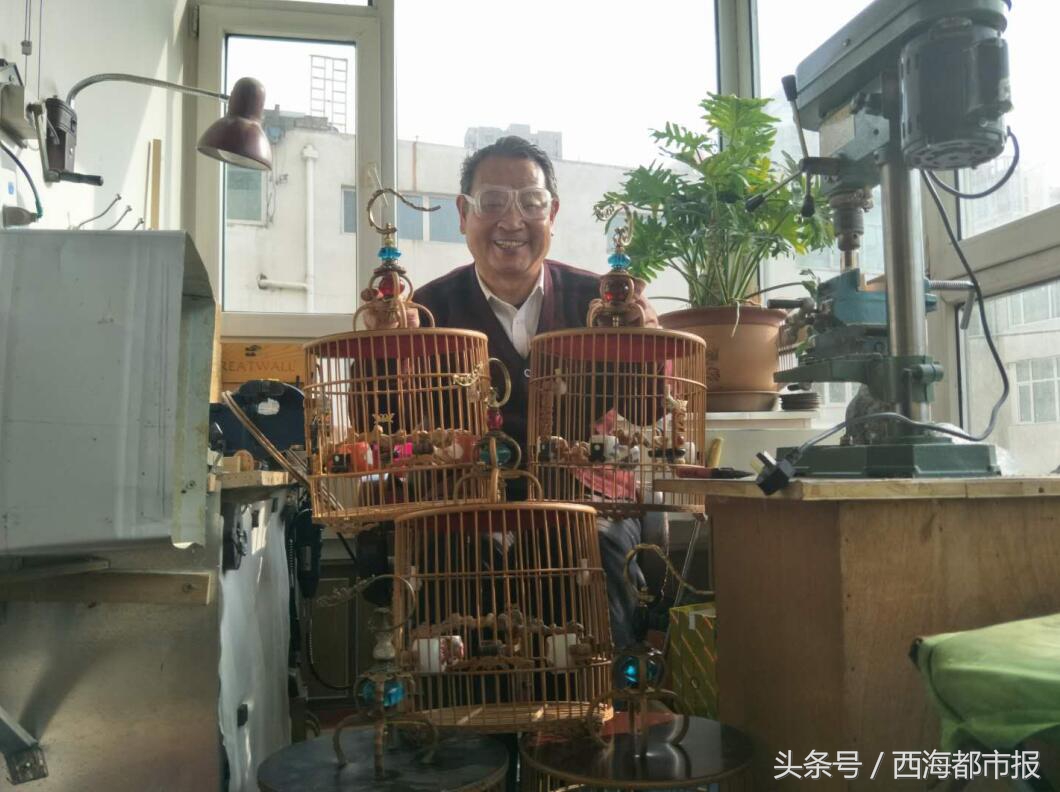西宁老汉手巧做鸟笼，不卖只*养送**鸟人