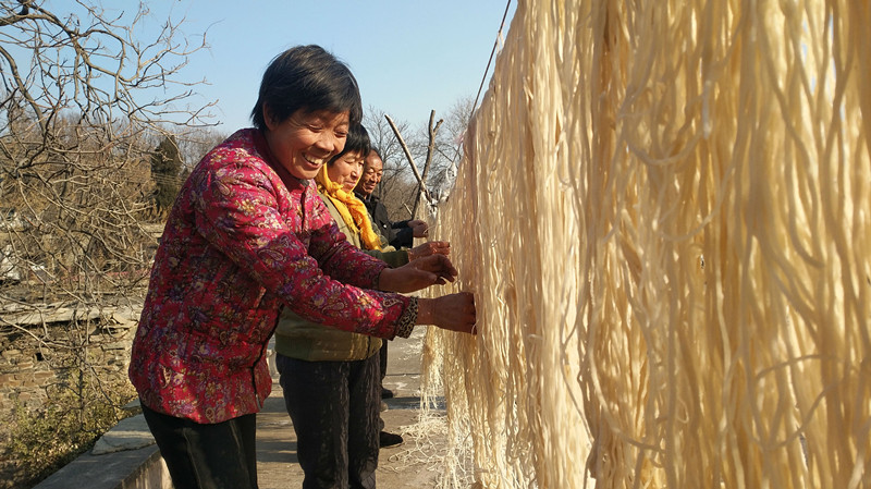 关于漏粉条的视频,记者采访粉条