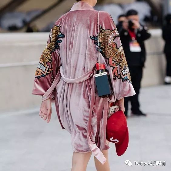 丝绒单品怎么穿好看,今年流行丝绒单品