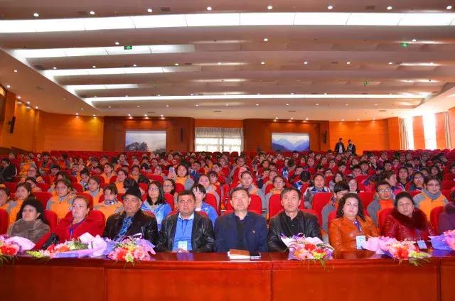 迢迢远来客,汲汲亲子情内地*疆新**班优秀学生家长团到崂山二中考察