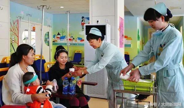 医院儿科门诊爆满小朋友,儿科人爆满