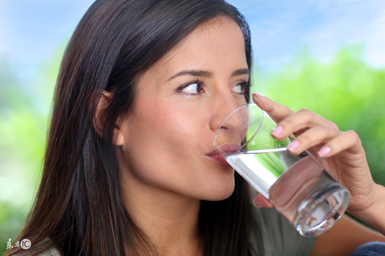 减肥喝水时间表每次喝多少水合适,减肥喝水时间表壁纸