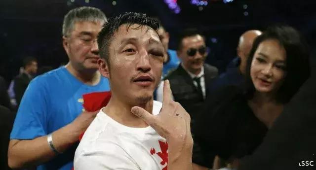 中国拳王邹市明突发失明送入院,冉莹穎回应:情况很糟糕