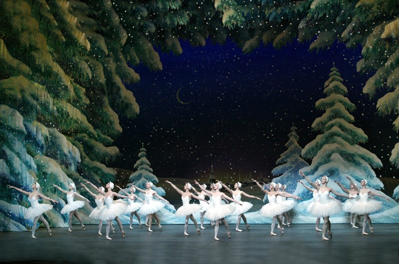 “组曲”特性：幻想的风格，飘逸的气氛，玲珑的体裁，童话的世界