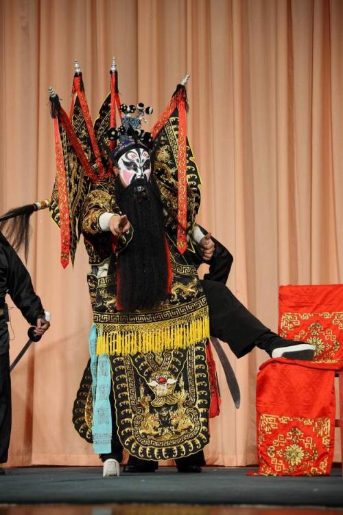 红脸的关羽黑脸的张飞是什么歌,红脸的关公黑脸的张飞白脸的曹操