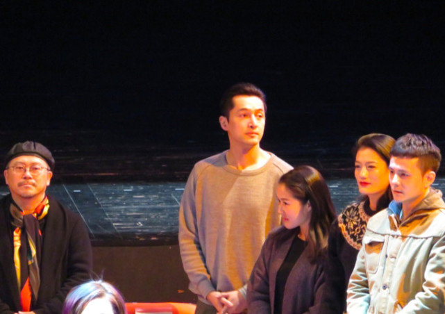 胡歌跪地签名暖心,胡歌的正能量签名