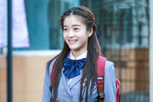 张雪迎气质婉约娇艳靓丽甜美灵动,张雪迎机场清爽造型少女感十足